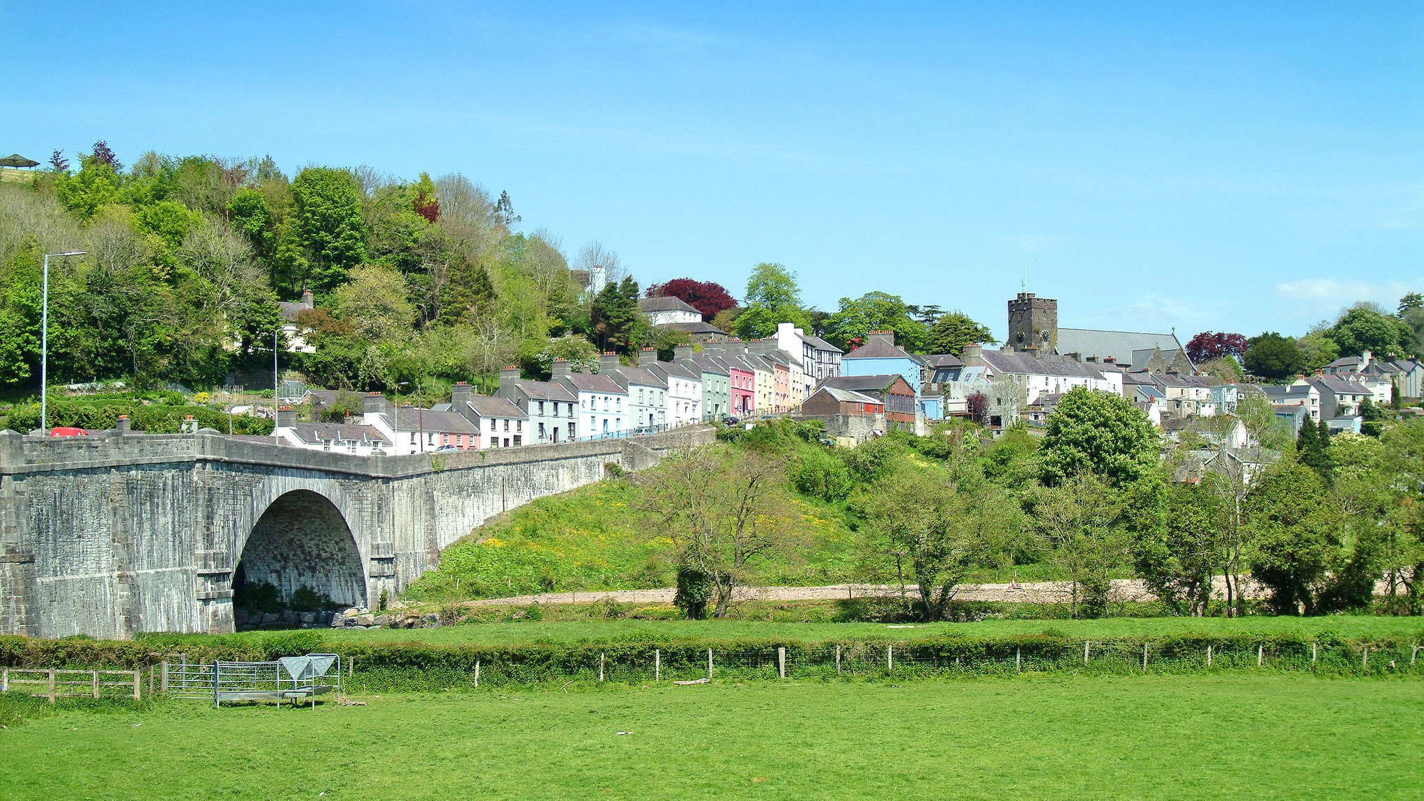 Tai lliwgar yn edrych dros yr afon Tywi